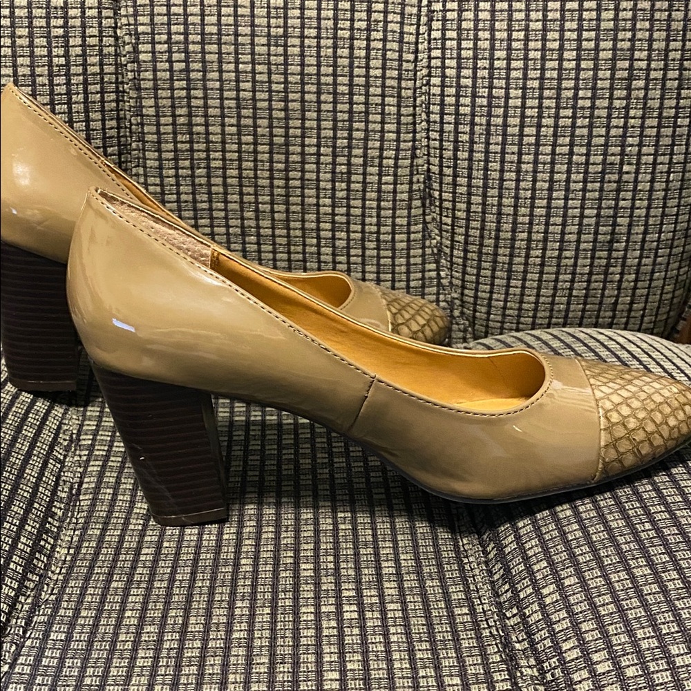 Bass Beige and Brown Textured Heel Shoes